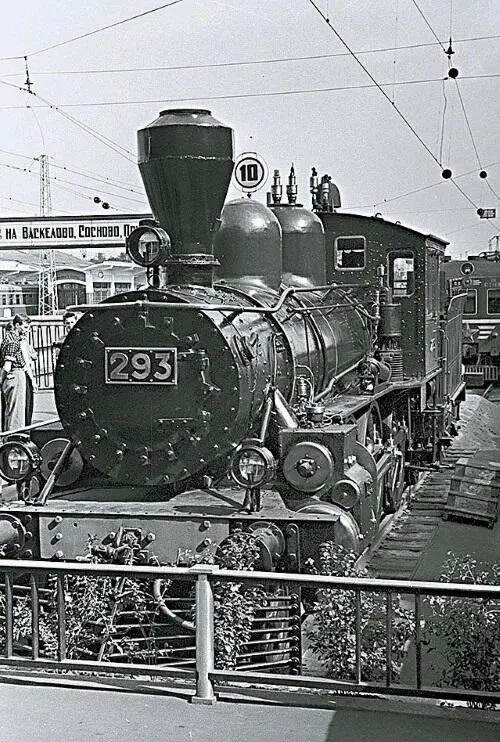 Слева Мемориальный паровоз N2293 на Финляндском вокзале фото 1961 года - фото 36