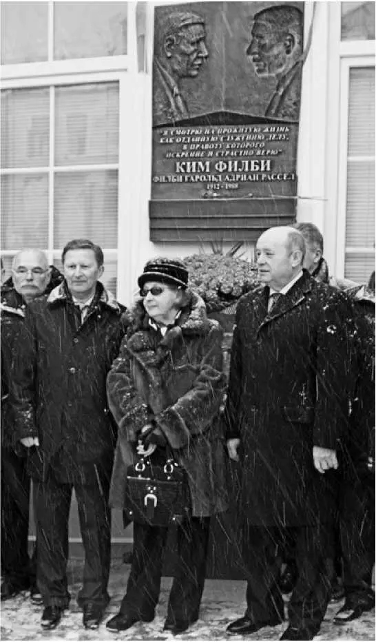 Руфина ПуховаФилби на открытии мемориальной доски Киму Филби на здании - фото 45