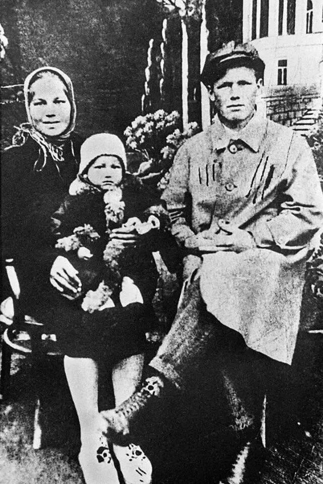Борис Ельцин с родителями 1932 В 19501955 годах Ельцин учился на строительном - фото 1