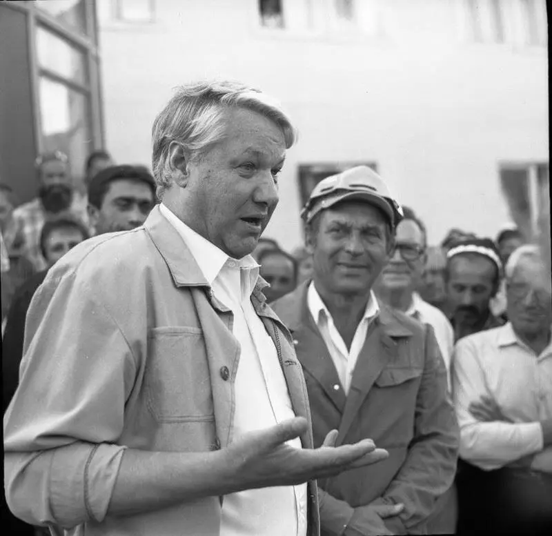 Ельцин на встрече с народом Ельцин 14 января 1988 года был назначен первым - фото 8