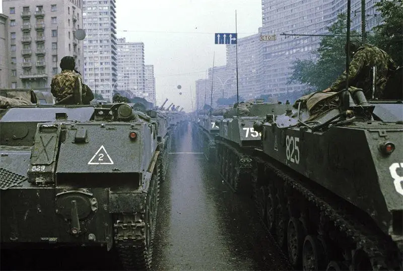 Новый Арбат 19 августа 1991 г ТАСС 19 августа 1991 года в 6 часов утра - фото 17