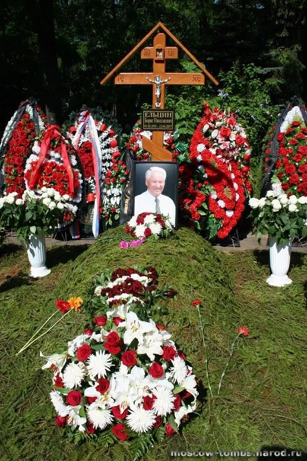 Могила БН Ельцина После похорон Ельцина на Новодевичьем кладбище 25 апреля в - фото 28