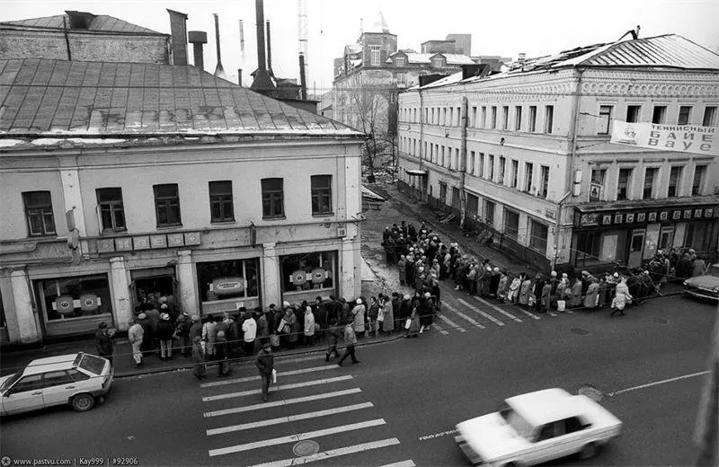 Очередь за хлебом на Сретенке 1992 Министр экономики и финансов Андрей Нечаев - фото 34