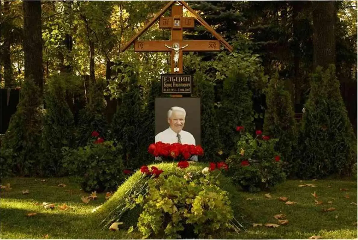Могила Бориса Ельцина На 77м году жизни от остановки сердца 23 апреля 2007 - фото 279
