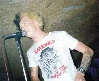 Клуб Матрица Москва 1 июня 2002 Marky Ramone The Pinhead Army Слева - фото 43