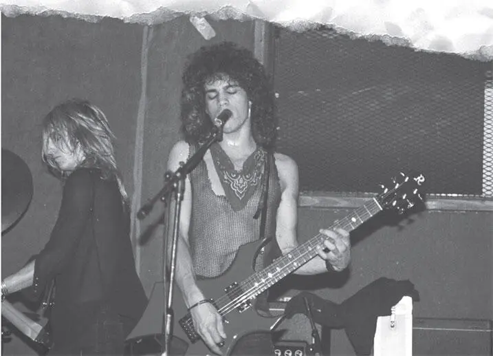 Слэш играет с группой Hollywood Rose басист Стив Дэрроу слева Слэш занимается - фото 15