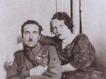 Федюнинский с женой Еленой Владимировной 1937 г Советские солдаты в боях с - фото 7
