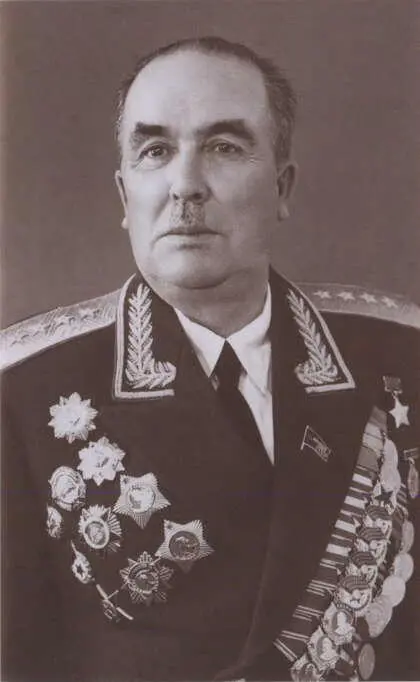 Генерал армии И И Федюнинский в 1964 году Форсирование реки Нарвы В лодке - фото 32
