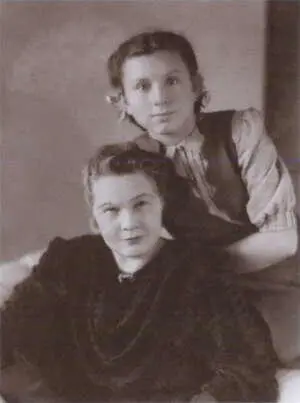 Елена Владимировна и ее племянница Галина Ташкент 1959 г И И Федюнинский - фото 42