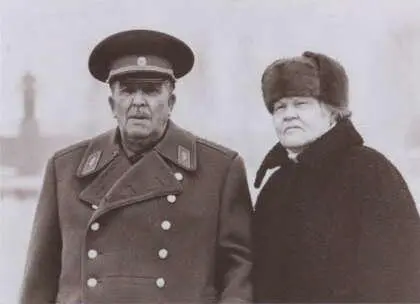 И И Федюнинский с женой на Пискаревском мемориальном кладбище 1973 г - фото 53