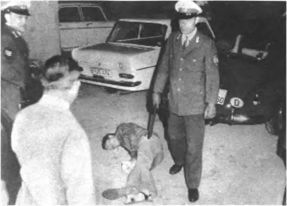Смерть студента Бенно Онезорга которого 2 июня 1967 года застрелил - фото 7