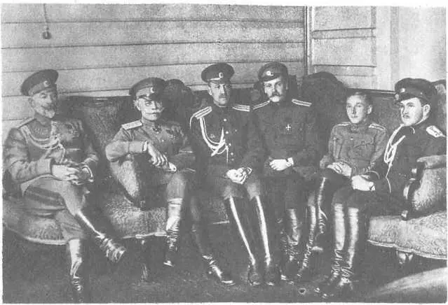 21 мая 1917 г генерал Алексеев на снимке второй слева смещен с поста - фото 21