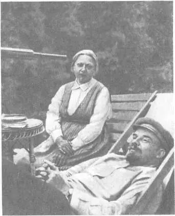 Август начало сентября 1922 г Ленин и Крупская в Горках Вождь сумел - фото 47