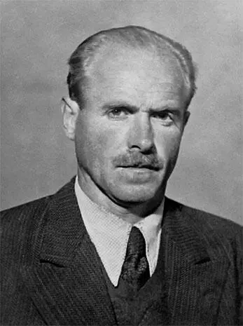 Согласно паспорту гражданина СССР личность его была взята из запасников III - фото 27