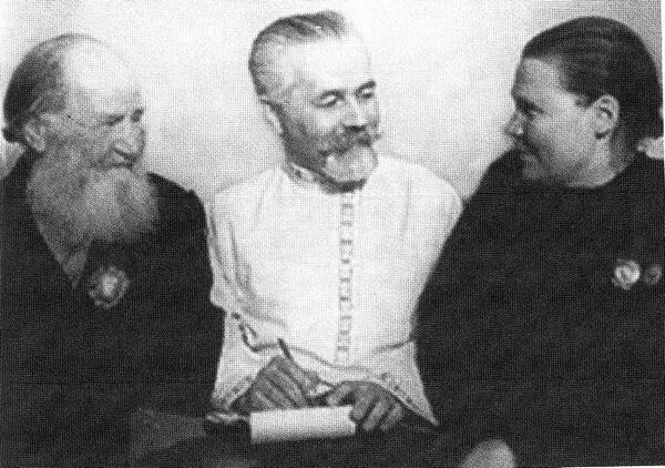 Исследователь Ю М Соколов со сказителями Ф А Конашковым и М С Крюковой - фото 11