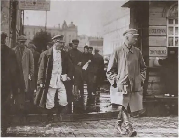 На улице Москвы в сопровождении охранника 1927 г С женой Надеждой - фото 14