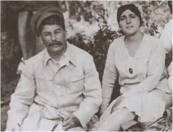 С женой Надеждой Аллилуевой Сталин с сыном Василием и Власиком 1935 г - фото 15