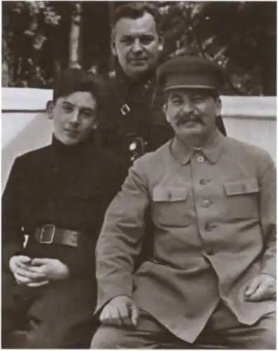 Сталин с сыном Василием и Власиком 1935 г Л П Берия с дочерью вождя - фото 16