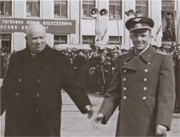 Никита Хрущев и Юрий Гагарин Выступление в ООН Сентябрь 1959 г На - фото 29