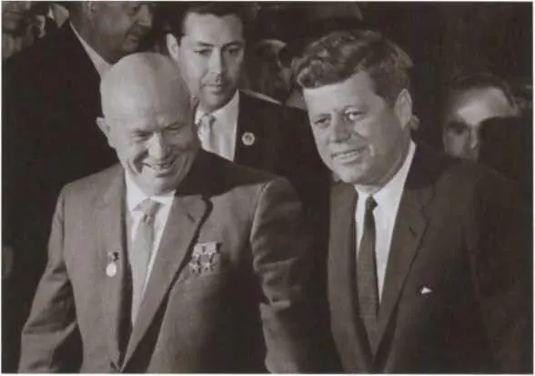 Никита Хрущев и Джон Кеннеди Никита Хрущев и Леонид Брежнев 1962 г Мы - фото 32