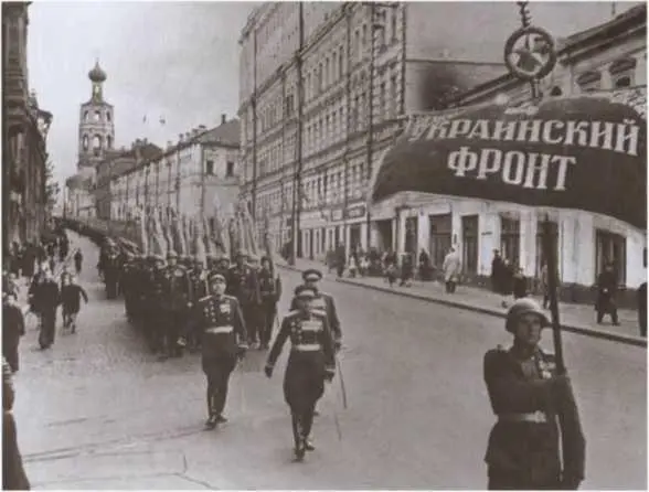Бригадный комиссар Л И Брежнев 1942 г Комиссар сводного полка - фото 39