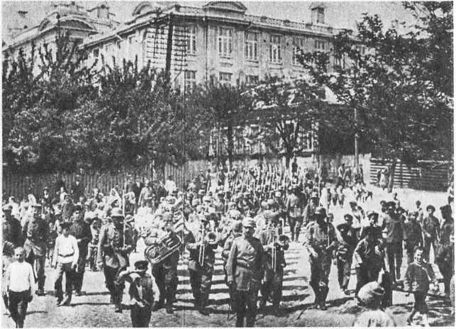 Начало лета 1918 г Германские войска согласно договору в БрестЛитовске город - фото 9