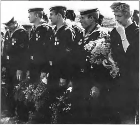 Члены экипажа К8 и вдовы у памятника погибшим Гремиха 1970 г Оставшиеся в - фото 40