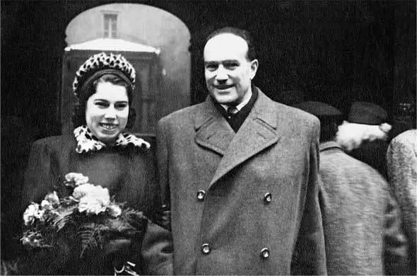 Свадьба с Куртом Эпштейном 1946 год Паспорт Курта 1948 год Последняя - фото 12