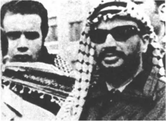 Али Хасан Саламех слева считался наследником Ясира Арафата Вызванные в - фото 7