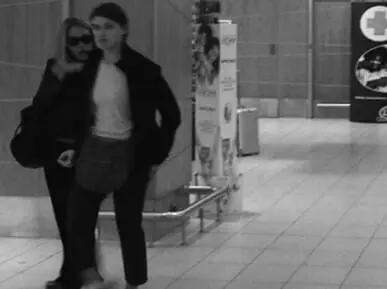 Жюстин Сакко в темных очках в аэропорту Кейптауна Фотография сделана - фото 2