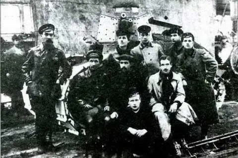 Рисунок 25 Мастера и инженеры завода Красное Сормово у танка Борец За - фото 30