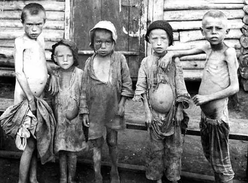 Рисунок 29 Голодающие дети Поволжья Вся семья целиком вымрет Вот у меня и - фото 34