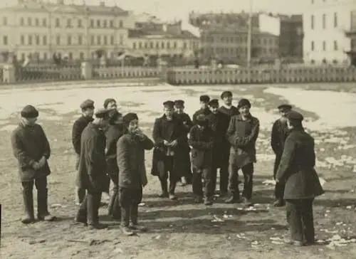 Рисунок 98 Дореволюционная группа хулиганов В энциклопедию Брокгауза и Ефрона - фото 103