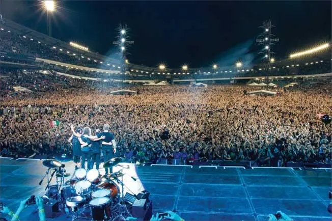 Спустя более 30 лет с момента основания Metallica попрежнему собирает - фото 15