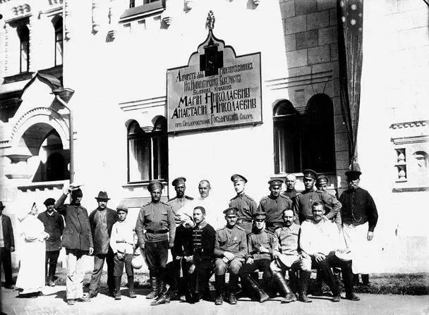 Лазарет Федоровского городка С Есенин третий справа в нижнем ряду В - фото 5