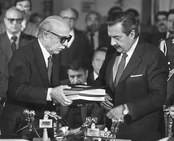 Ил 6 Эрнесто Сабато передает Раулю Альфонсину доклад Nunca Más В 1986 году - фото 6