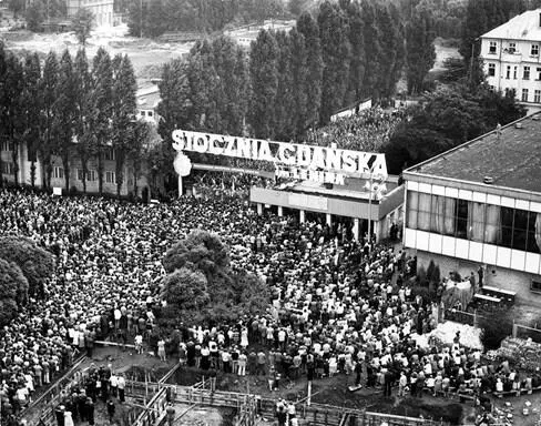 Ил 34 Забастовка на Гданьской судоверфи август 1980 года На фоне протестов - фото 35