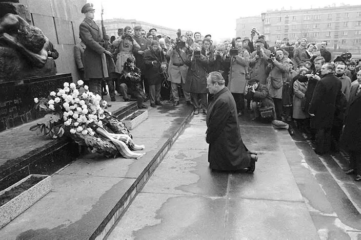 Ил 49 Варшавское коленопреклонение Вилли Брандта 1970 год Политическая - фото 50