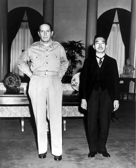 Ил 60 Генерал Дуглас Макартур и император Хирохито Токио 29 сентября 1945 - фото 61