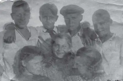Юлия Сенета в замужестве Пашаева в центре в пионерском лагере 1940е годы - фото 15