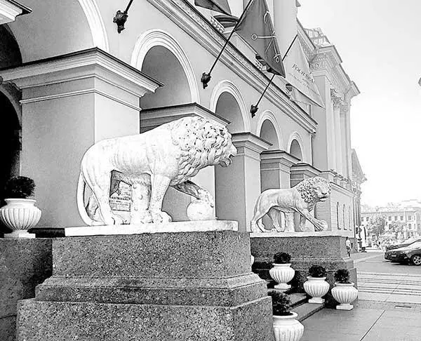 Мраморные львы работы итальянца Трискорни Параллельно со школой в огромном - фото 43