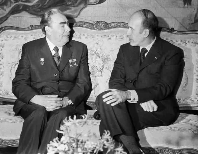 Леонид Брежнев и Жискар дЭстен во время встречи на высшем уровне в Париже - фото 54
