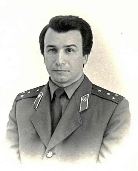 Владимир Попов во время службы в КГБ СССР Фото из личного архива Уволен из - фото 136
