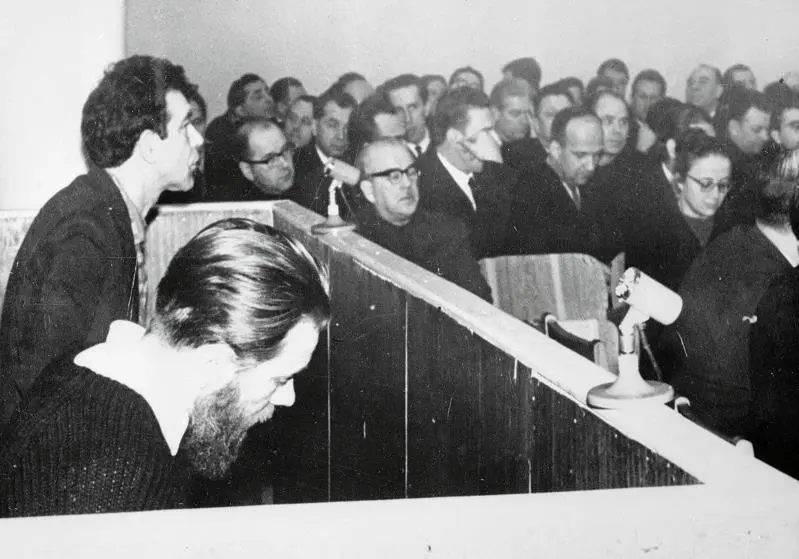 Юлий Даниэль крайний слева на втором плане и Андрей Синявский слева на - фото 156