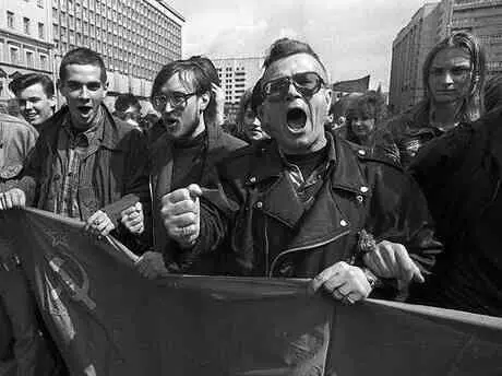 Лидеры националбольшевиков Егор Летов и Эдуард Лимонов в центре на митинге в - фото 163
