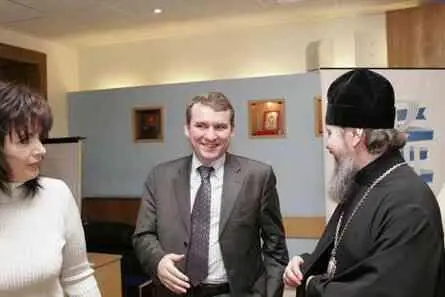 Александр Мельник в центре снимка Фото synodcom На момент регистрации - фото 179