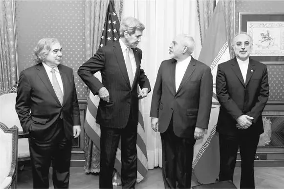 Государственный секретарь США Джон Керри разговаривает с министром иностранных - фото 53