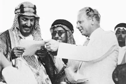 Король АбдулАзиз ликовал когда в 1938 г ему сообщили об обнаружении нефти в - фото 61