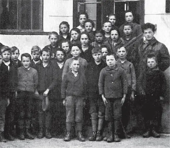 Витгенштейнучитель справа с учениками В 1927 году Шлик написал Альберту - фото 27