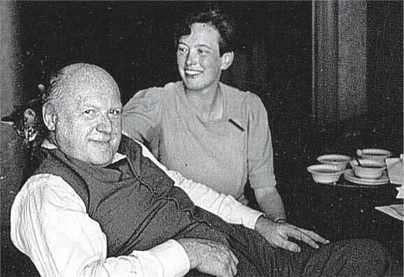 Отто и Мари Нейрат Митци с неопознанным котом В июне 1945 года - фото 65
